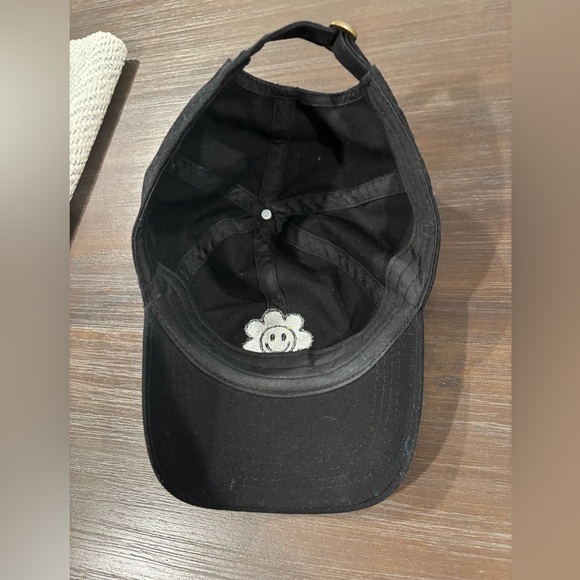 Women’s Black Smiley Face Flower Baseball Cap - Picture 2 of 3